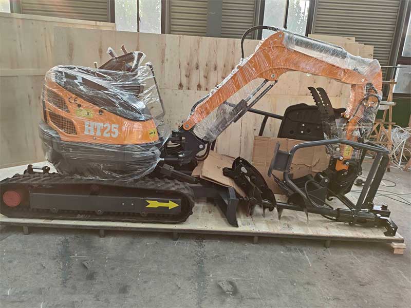 HT25 Minibagger nach Frankreich verschifft